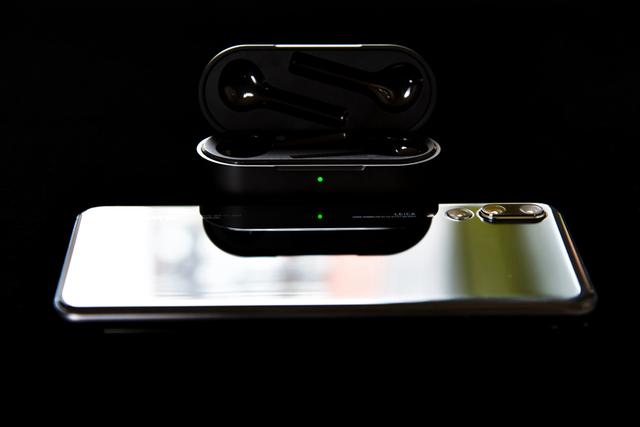 华为freebuds无线耳机具备最大3小时播放音乐/通话时间