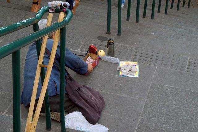 小伙看到残疾乞丐盆里装满钱,拿起盆就跑,乞丐竟站起来抓住男子