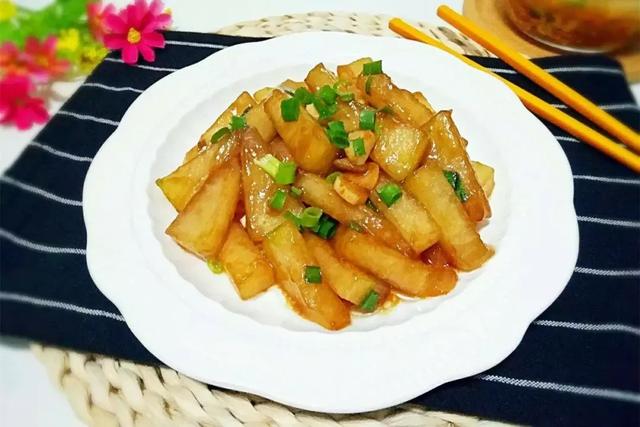 冬瓜800克,蒜片4-5片,葱1根,蚝油1勺,水淀粉适量,盐2克,水适量,油适量