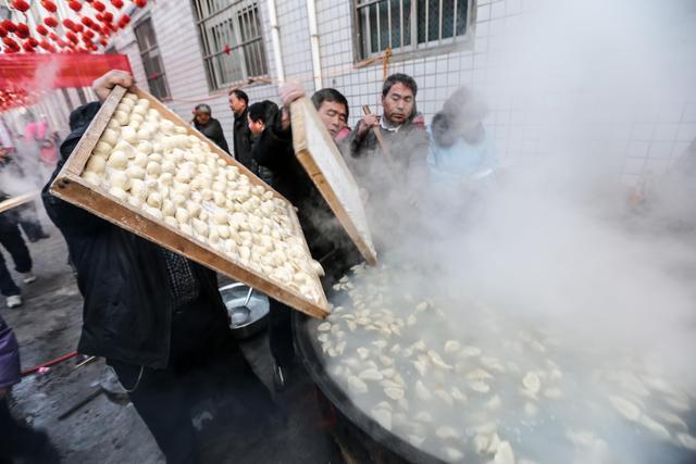 走近一看才知道是在下饺子.