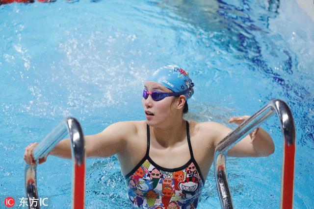 傅园慧热身备战50米仰泳 卡通战袍可爱无敌