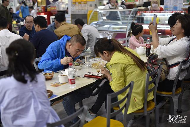 吃在青海,西宁莫家街这家店里羊肉真好吃,食客爆满座无虚席!