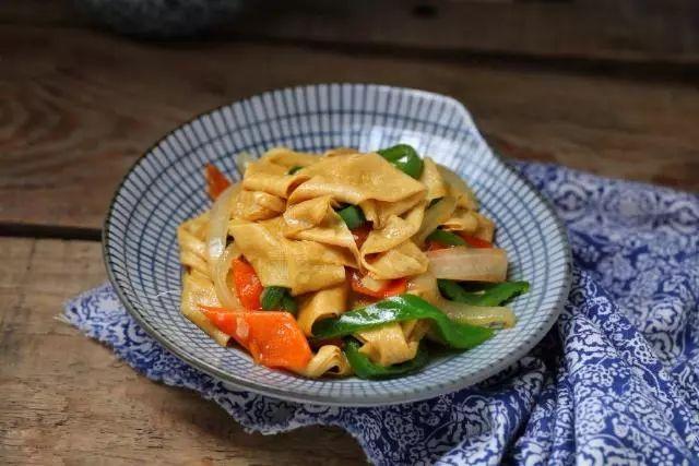 豆皮这样炒口感嫩滑又鲜美,十分钟就能端上桌,比大鱼大肉还好吃