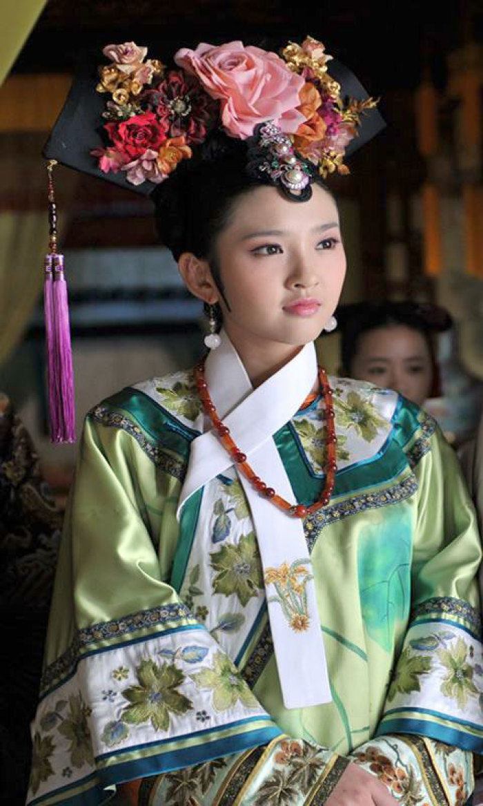 所以耽误了选秀,后来他的父亲瓜尔佳鄂敏在平定年羹尧叛乱的时候有功