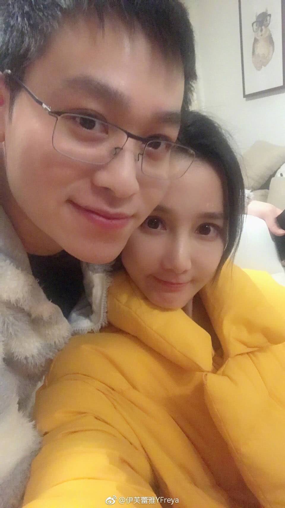 "堂姐"伊芙蕾雅晒自拍照遭网友吐槽:发际线感人