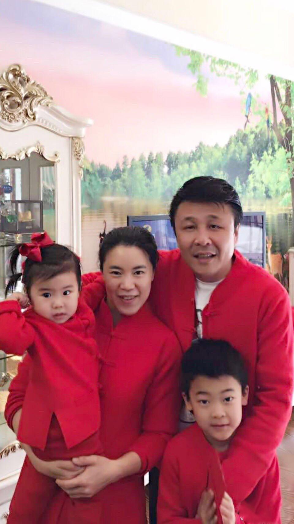 王楠全家最新照片,郭斌和儿子骑车比赛,王楠带女儿玩滑板车