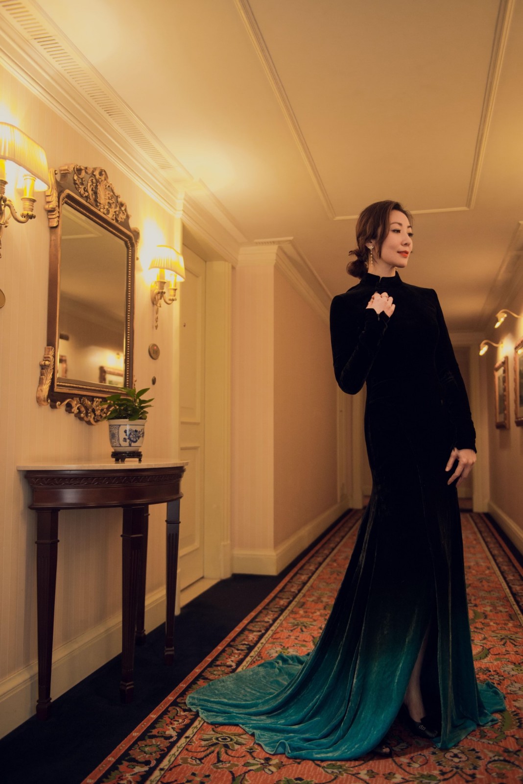 赵芮丝绒渐变露背装亮相芭莎珠宝晚宴 展露别样古典时尚