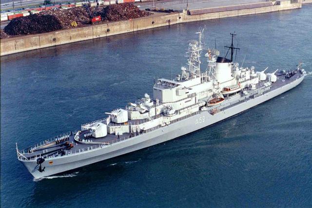 中国海军某新型训练舰"戚继光"舰入在辽宁省大连市旅顺某军港,这标志