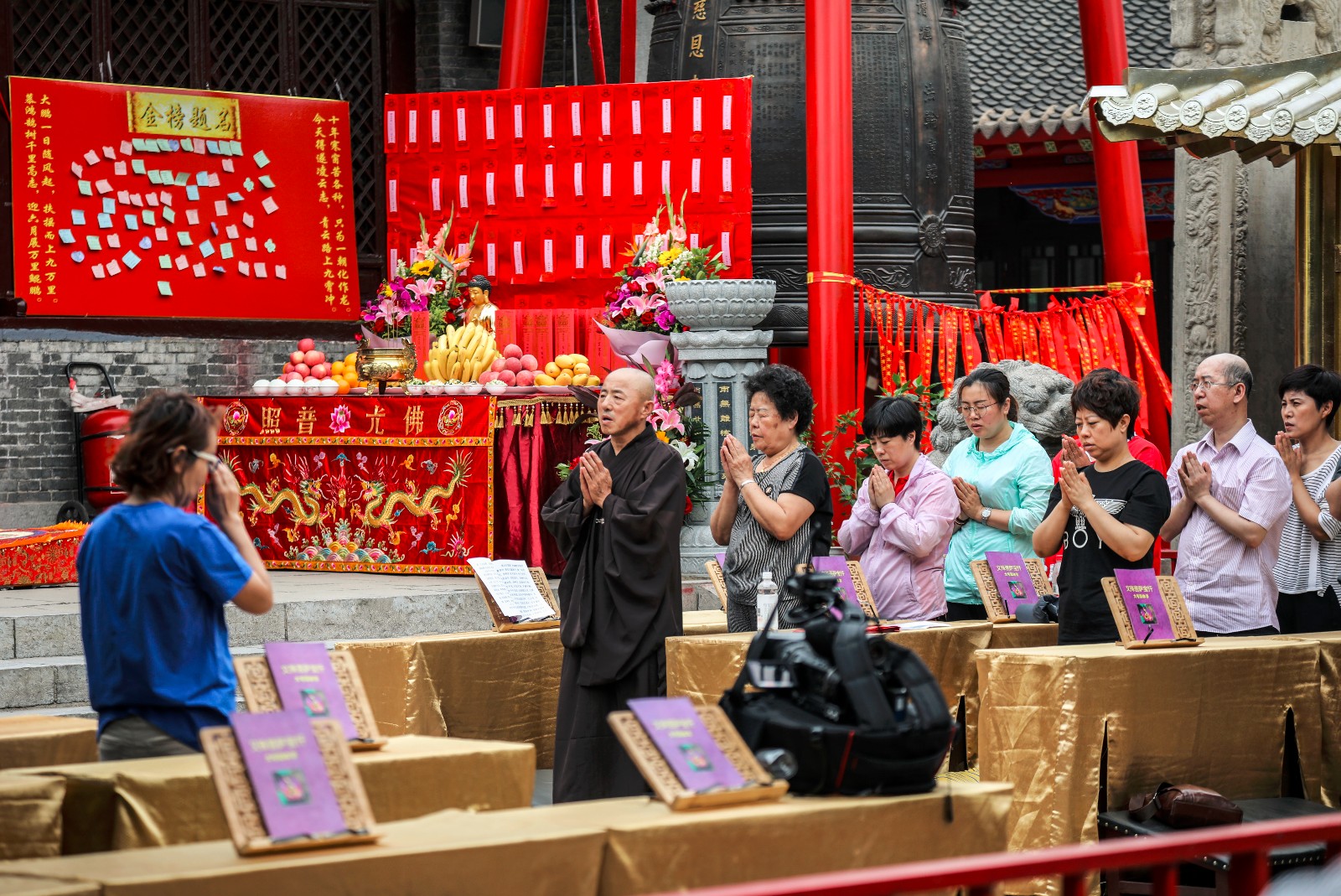 高考首日沈阳慈恩寺人满为患不为求财祈福助考