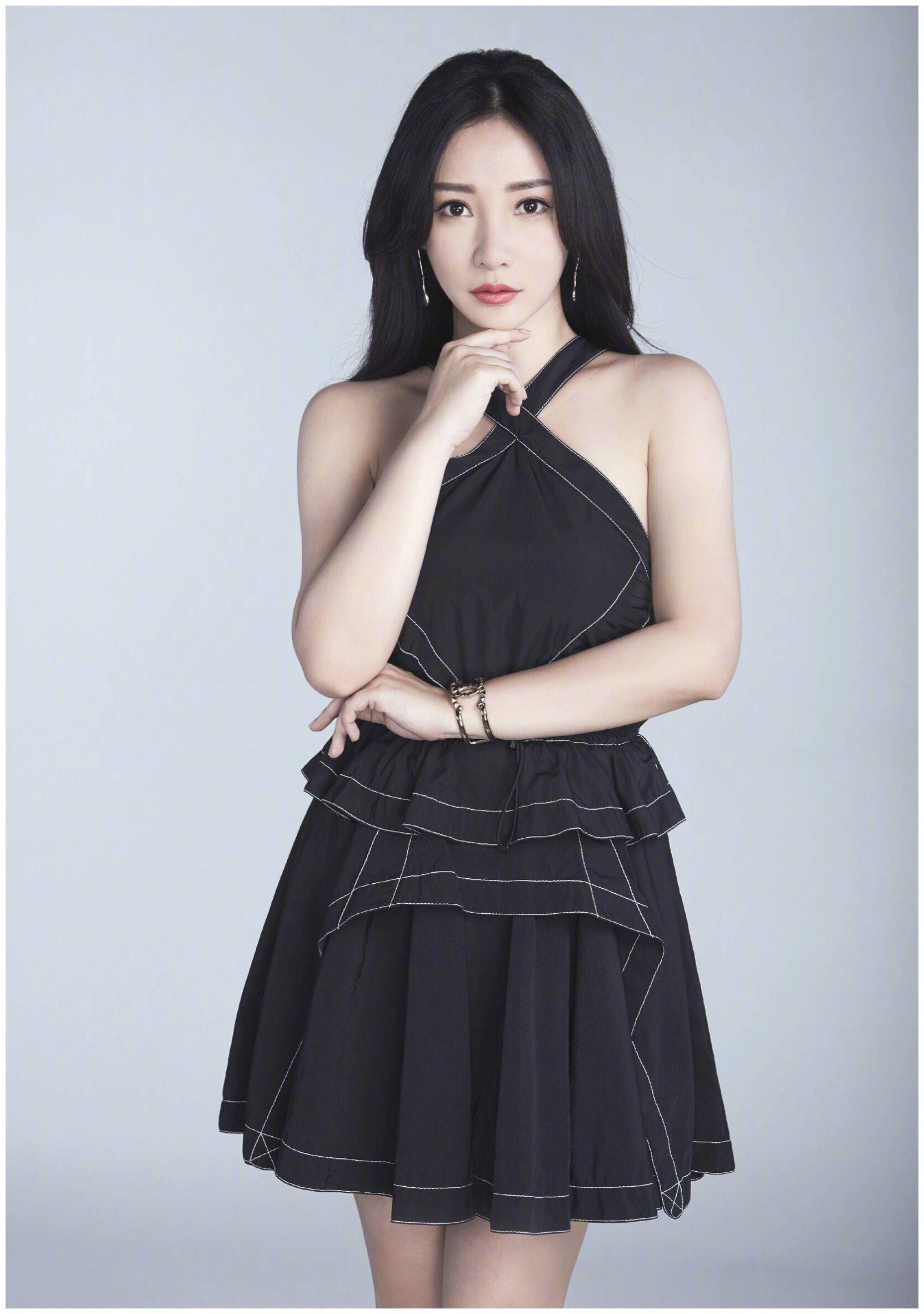 她的老公不工作,为养家糊口拼命拍戏,魔鬼身材完胜柳岩!