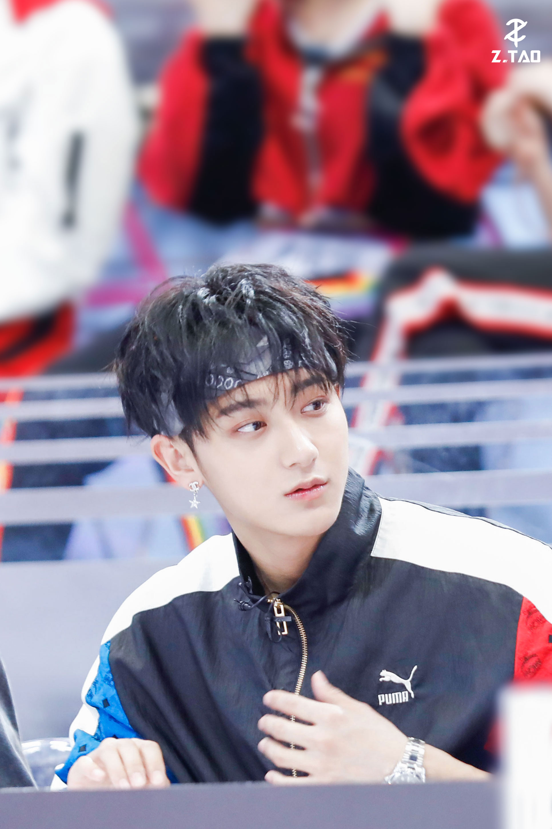 今晚依然是有发带,有刘海儿的帅气发起人@cpopking-黄子韬  ,继续