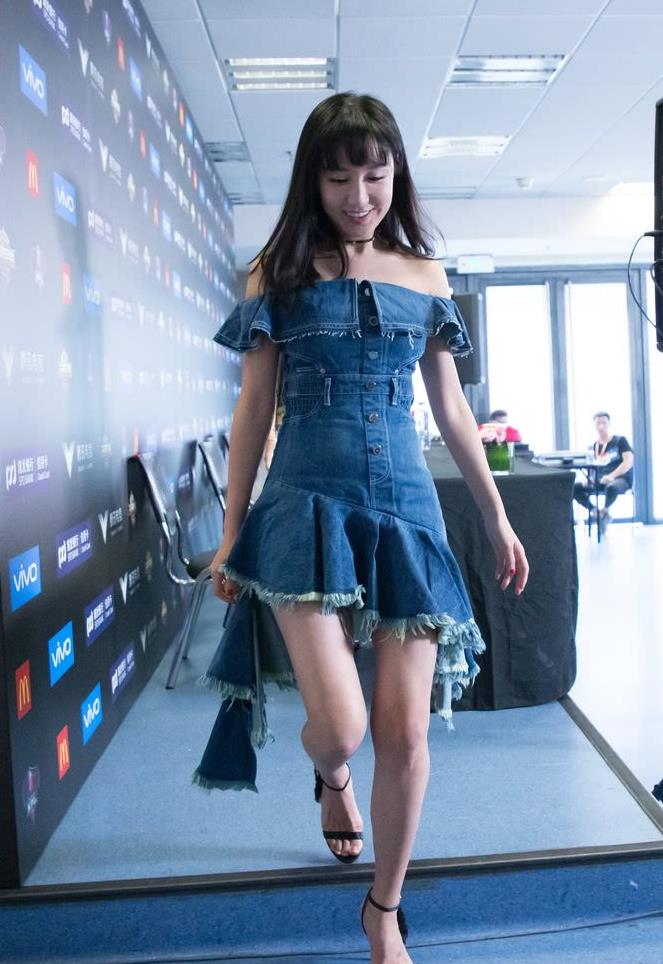 爱情公寓里胡一菲诺澜是情敌 现实活动中她们开启大尺度斗腿模式