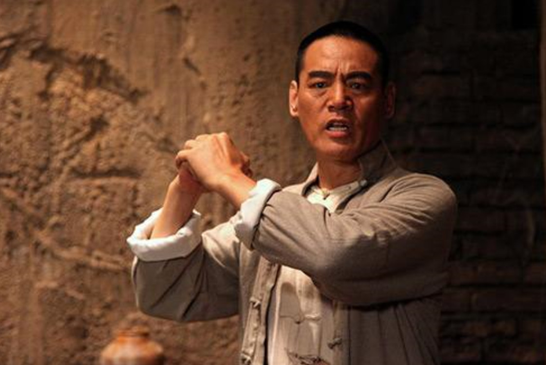 今天小编就给大家说说一个老演员,他就是《笑傲江湖》里岳不群的扮演