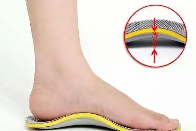 所以这样的鞋子穿上去,足弓的地方就有点支撑感,而不是空洞的感觉.