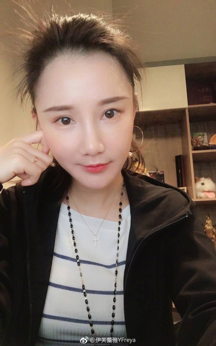 "堂姐"伊芙蕾雅晒自拍照遭网友吐槽:发际线感人