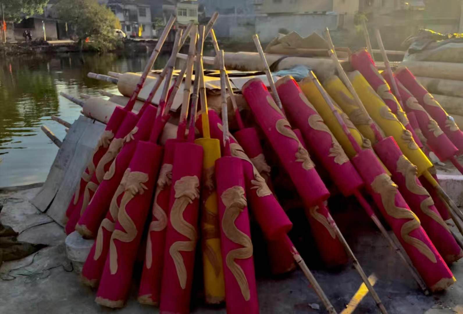 一炷香竟要500块,但香客一烧就是几十根