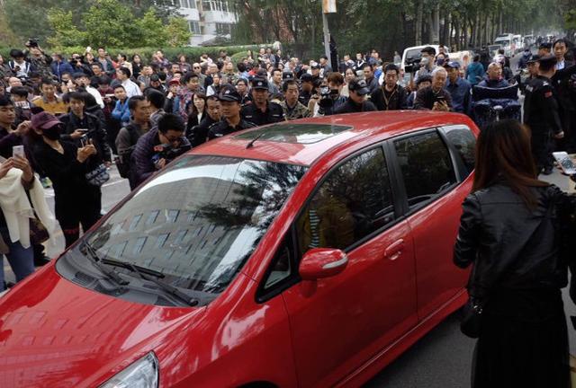 王宝强不开豪车开红色小轿车现身法院,围观群众众多