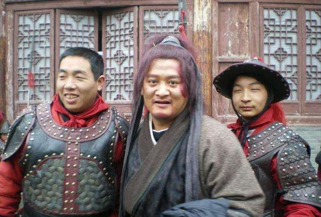 现在看寇占文皮肤乌黑,身段发福,不过年轻时的他能够不是这样,并且他