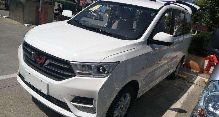 全新五菱宏光s到店实拍面包车秒变mpv5万起神车光环难延续