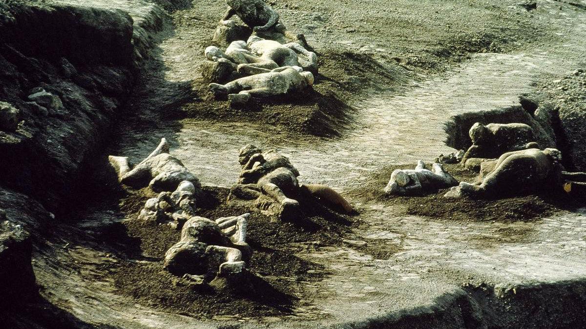 情侣被火山吞没,紧紧拥抱千年变化石!网友:这盆狗粮我吃!