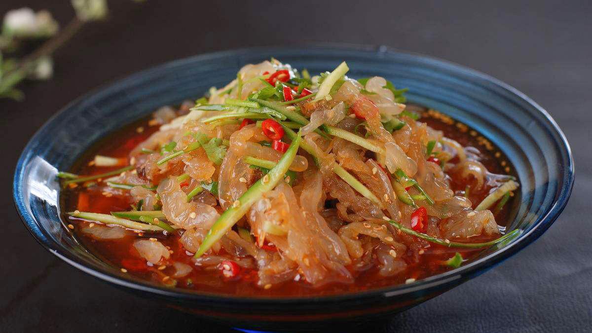 凉拌海蜇头,很多人第一步就做错了!学会这个小技巧,爽脆又开胃