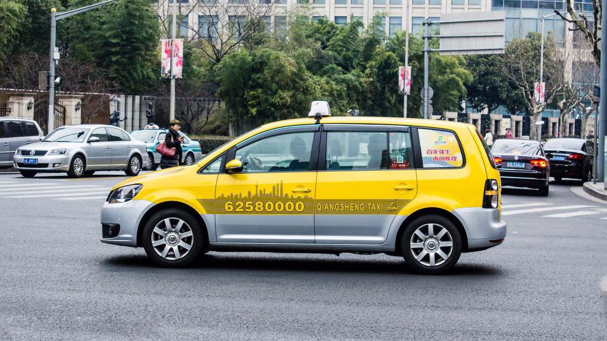 八月酷暑难耐,汽车观察家给出租车师傅送清凉啦!