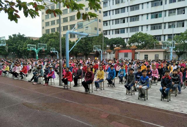 假期!安全第一!看江门开平春华小学,假前给孩子们上法制安全课