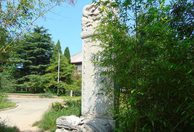 14,丹墀,制于乾隆年间,圆明园安佑宫遗存,共两块,另一块在颐和园东宫