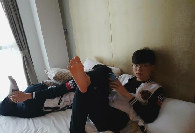 他当着faker的面做出这种事情skt新上单原来是抠脚大汉