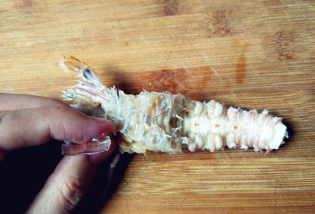 虾爬子皮皮虾这样剥壳不扎手不浪费十几秒吃到一整条肉