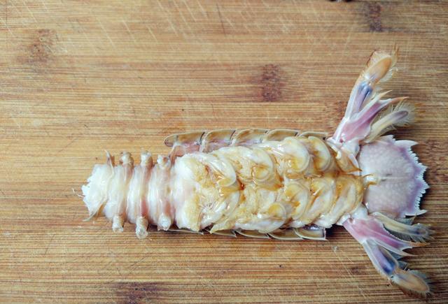 虾爬子皮皮虾这样剥壳不扎手不浪费十几秒吃到一整条肉