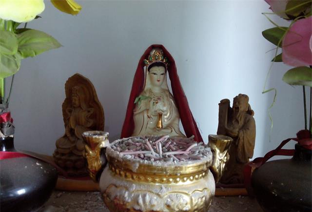 还有很多朋友为了平时方便拜佛,都会直接将佛菩萨请回家里,这样既方便