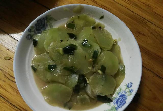 朋友圈晒了中午饭的照片,菜太差了还好意思晒,真的服了她