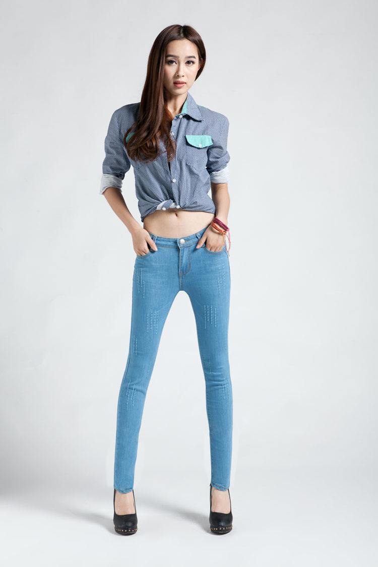 合适的紧身牛仔裤,好秀长腿,穿上特别薄,百搭不挑人,给人们更多的闲暇