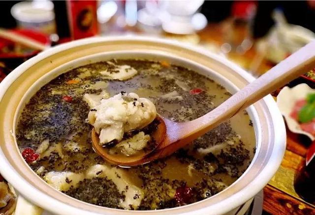 依然是勇于尝试,都先来一碗浮满黑蚂蚁的热汤,酸酸的口感,完全有别于