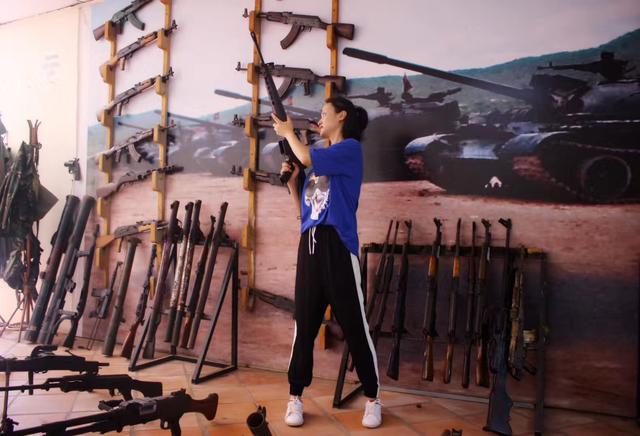 女生独闯柬埔寨,与当地士兵一起玩真枪实弹,扫ak47