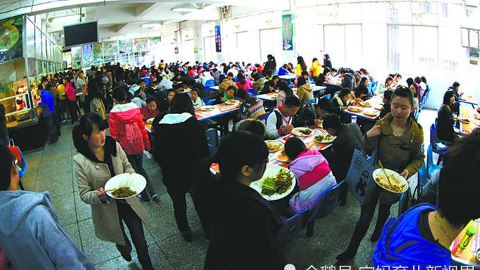 理由三:食堂环境差,人多排队