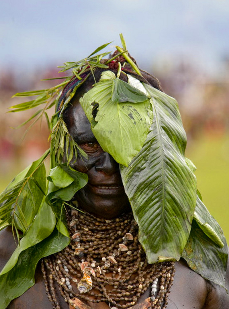 她们在头发上抹满粪便,一生都戴着土圈从不取下