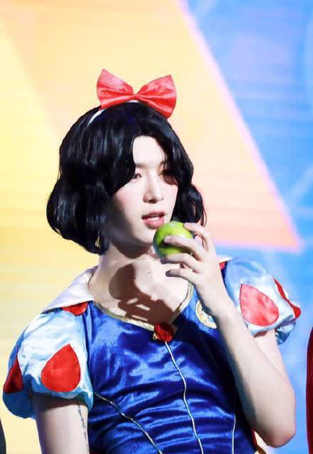 王俊凯扮女装我笑了,黄明昊扮女装我笑了,他扮女装我都要哭了!