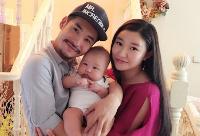 赵本山弟子80后文松火了后,开豪车出行,妻子长这模样