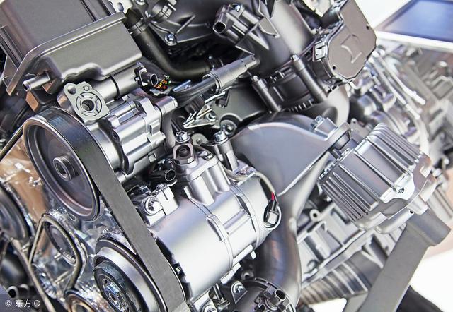 在发动机过热的情况下,可通过观察双金属感温簧的外末端处