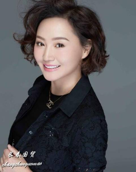 正文  小桂阿姨的扮演者叫李眉,后更名李蕴桥,出生在哈尔滨,1993年