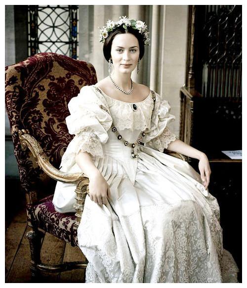 她饰演的国外女王,不但很聪明,演技也很好