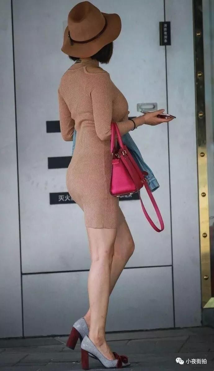 街拍:商场巧遇砖红包臀针织裙辣妈,正好一枝娇艳花,能品的年纪