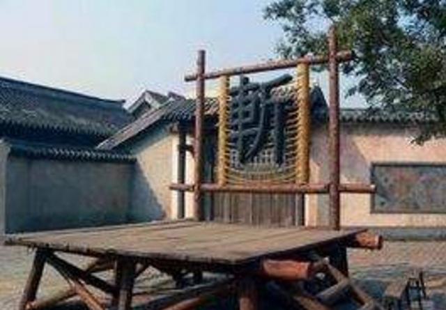 谭嗣同为唤醒中国人的血性，大义凛然的接受酷刑，围观人不经感叹