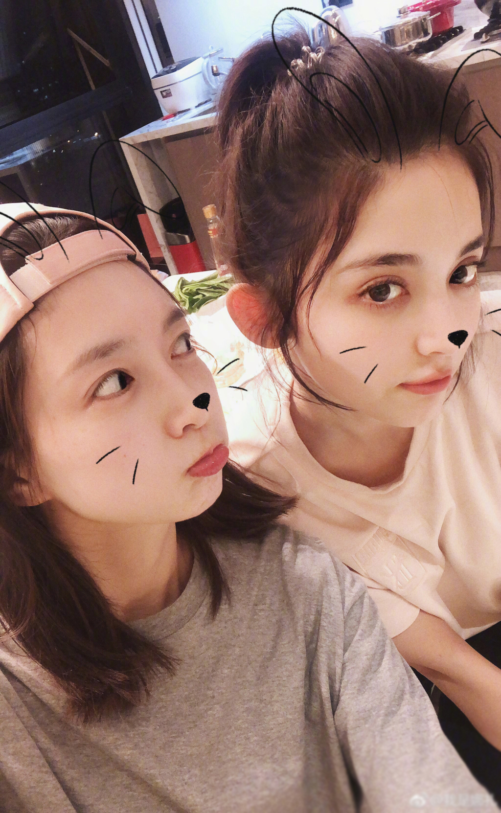 古力娜扎,江疏影深夜吃火锅,姐妹俩合影,笑得又甜又可爱