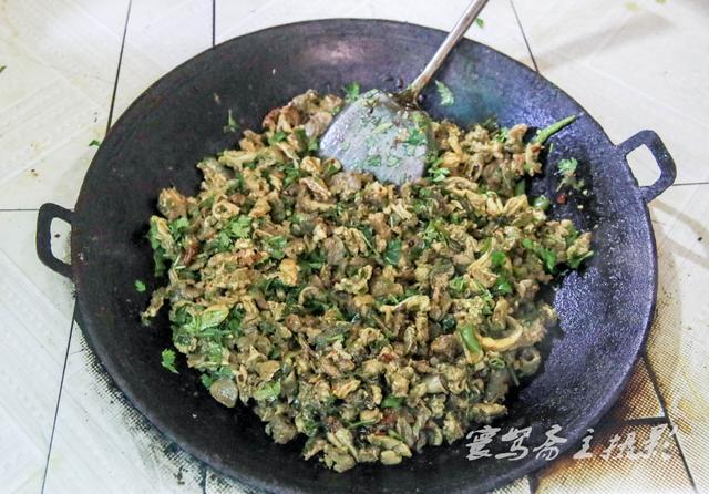 来到贵州黄岗侗寨村民家尝尝那最让人难以下咽的重口味牛瘪