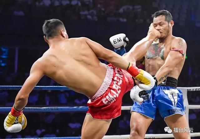 巧妙的接腿摔一度给雅桑克莱制造麻烦,特别是起腿踢中"肥鸭"头部,可谓