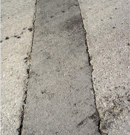 路面养护的小伙伴们有福利了,这个东西处理出行道路上的裂缝靠谱