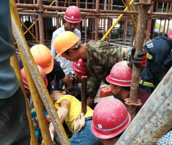 长春一工地发生意外 一男子从6米高处坠落 直径5厘米的钢管穿透身体